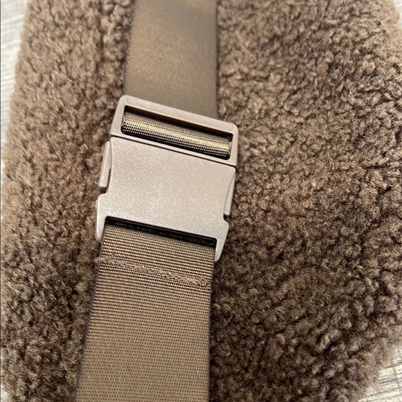 Wilo The Brand Espresso Sherpa Crossbody Bag 🤎🤍 - Picture 9 of 10